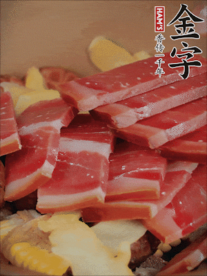 除鮑魚外的所有材料放進(jìn)鍋里，加清水、姜、黃酒，大火燒開，轉(zhuǎn)小火煲90分鐘。