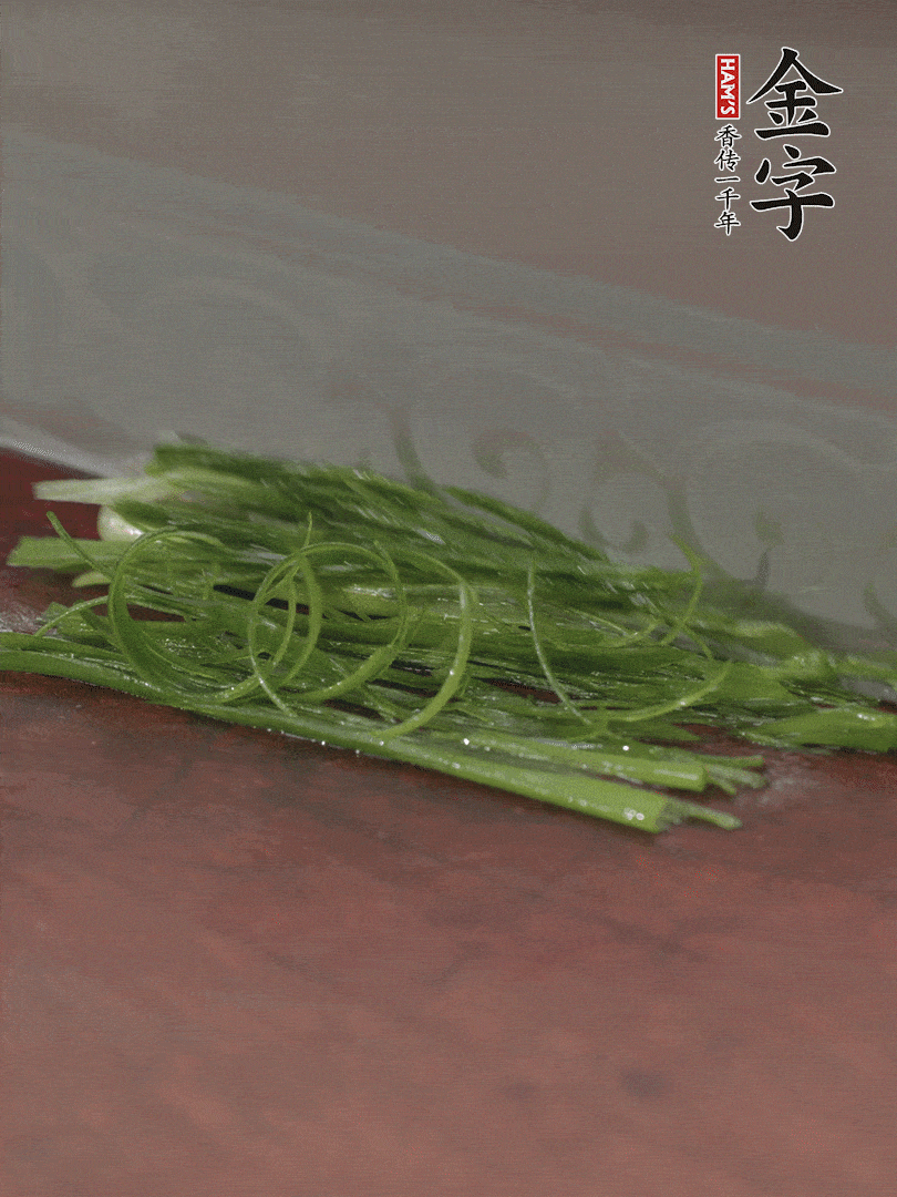 生姜切薄片，紅椒切細(xì)絲，小蔥蔥綠切細(xì)絲，泡入冰水中保持新鮮。