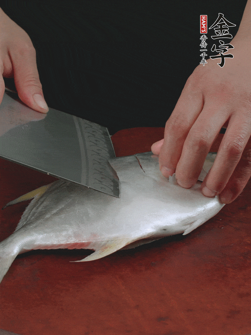 處理干凈銀鯧魚1條，表面斜刀切出花刀。