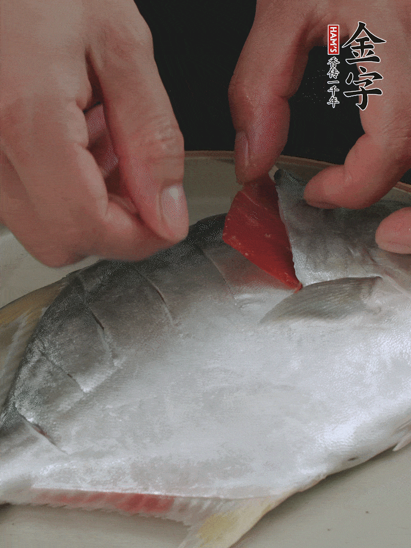 火腿片和姜片塞在刀口處，也塞一些入魚肚。