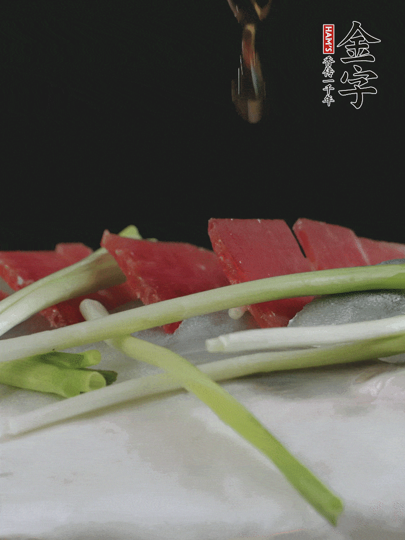 蔥白置于魚身，放適量豌豆，淋上花雕酒。