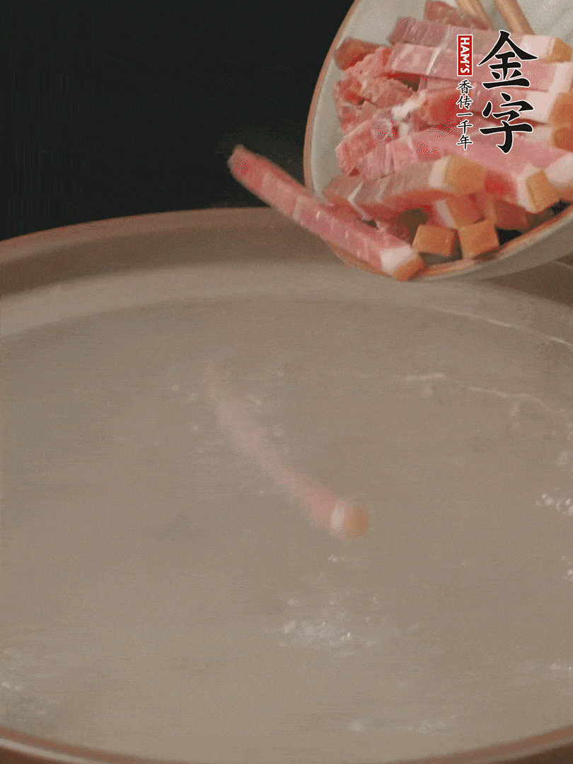 金字火腿切絲，熱水下鍋，放火腿燉煮15分鐘。