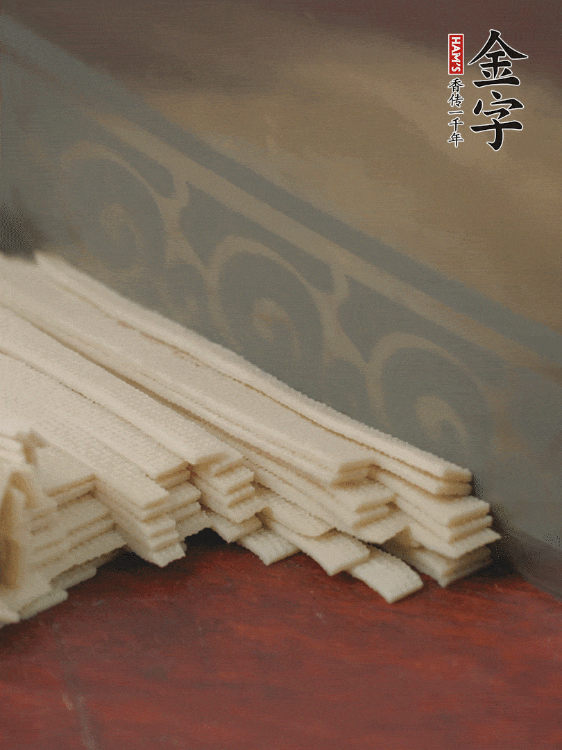 燉火腿期間，千張切細(xì)絲，白蘿卜去皮切細(xì)絲，蒜葉切細(xì)丁。
