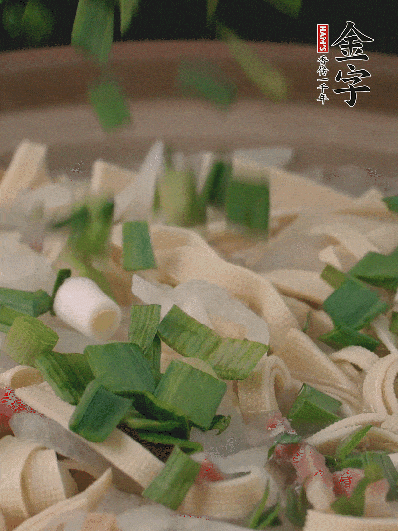 撒點(diǎn)蒜葉。