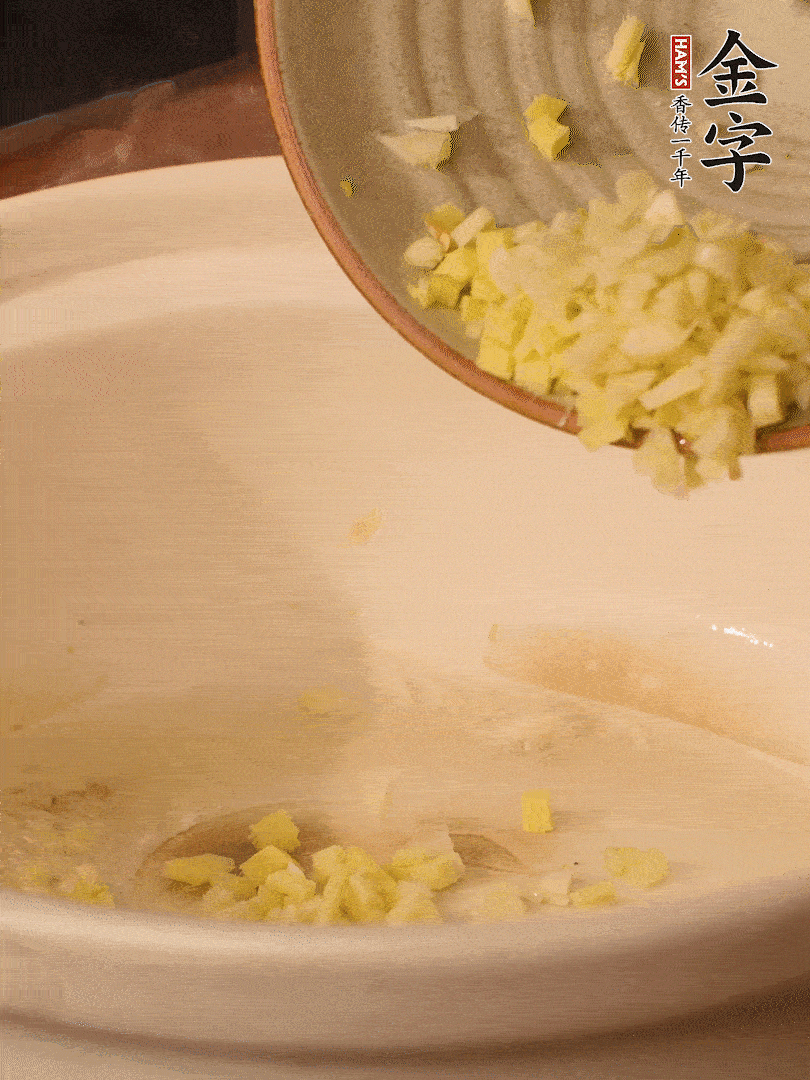 熱油下鍋，姜爆香。下冬瓜略微翻炒。
