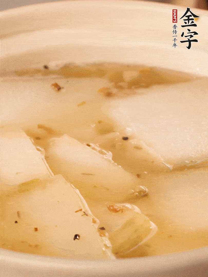 加入適量清水，再放咸肉，淋點(diǎn)黃酒添味。