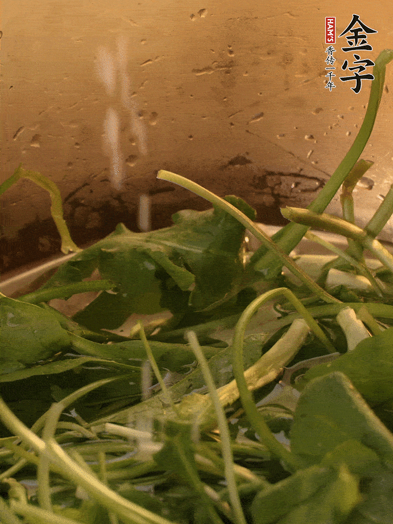 薺菜去掉根部，加小蘇打、鹽熱水沸騰燙軟。
