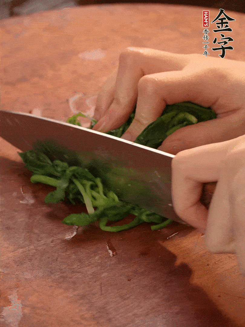 晾涼拽干水份，切碎備用。