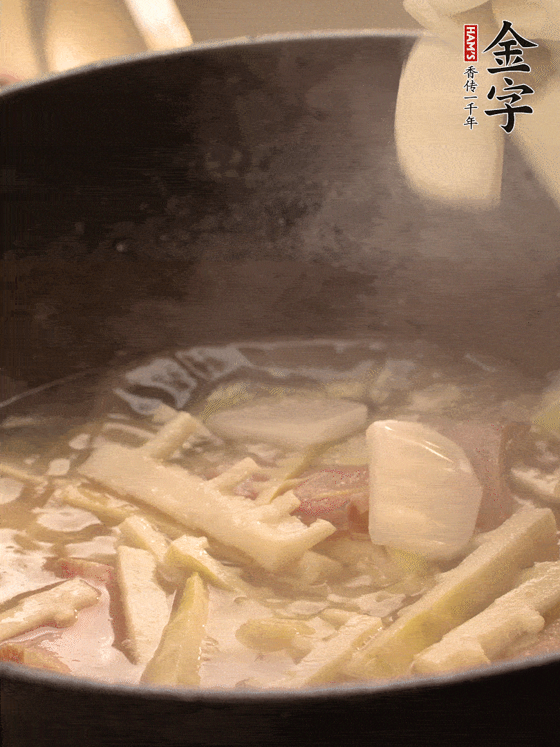 加一點(diǎn)開水后，放年糕燜2分鐘至軟。