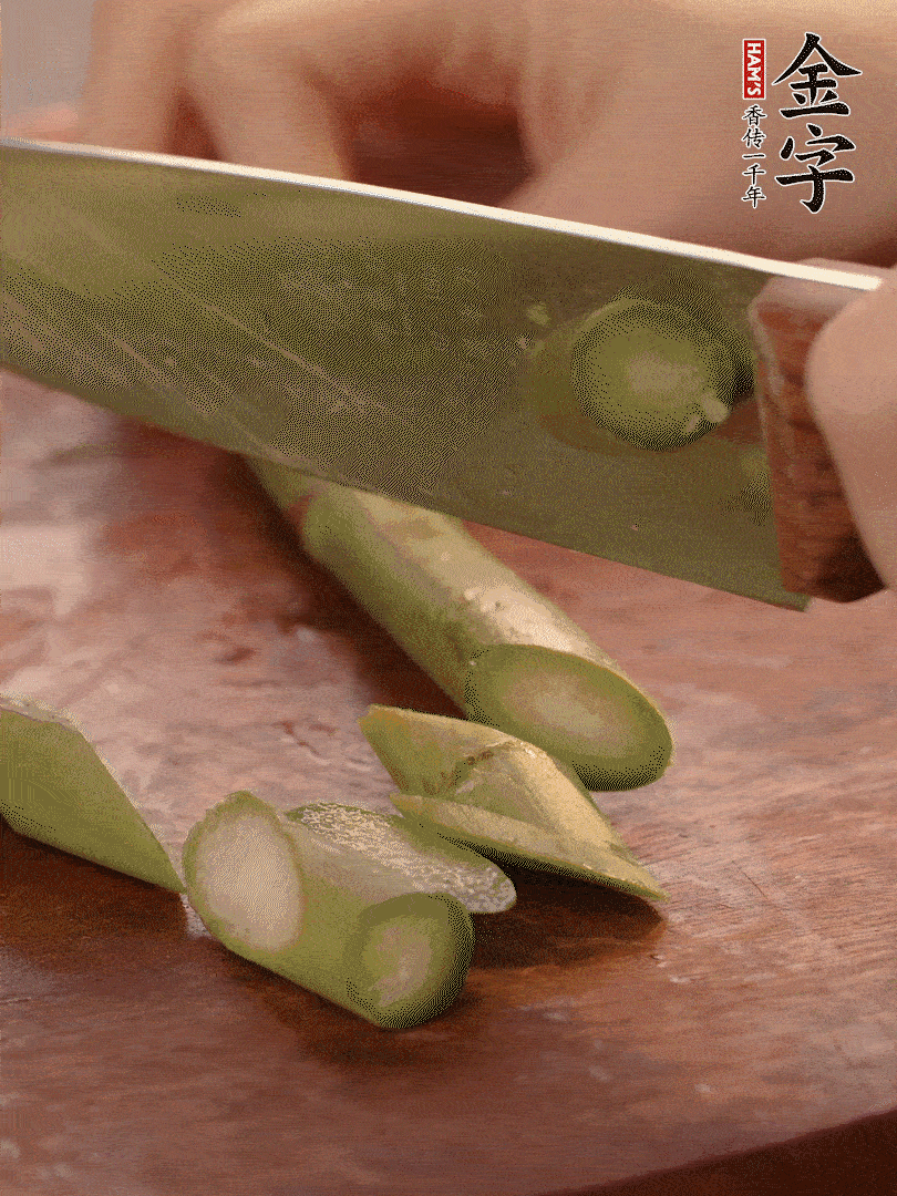 蘆筍去掉底部老的部分，斜切成段。白玉菇去掉根部，日本豆腐切成圓厚片。