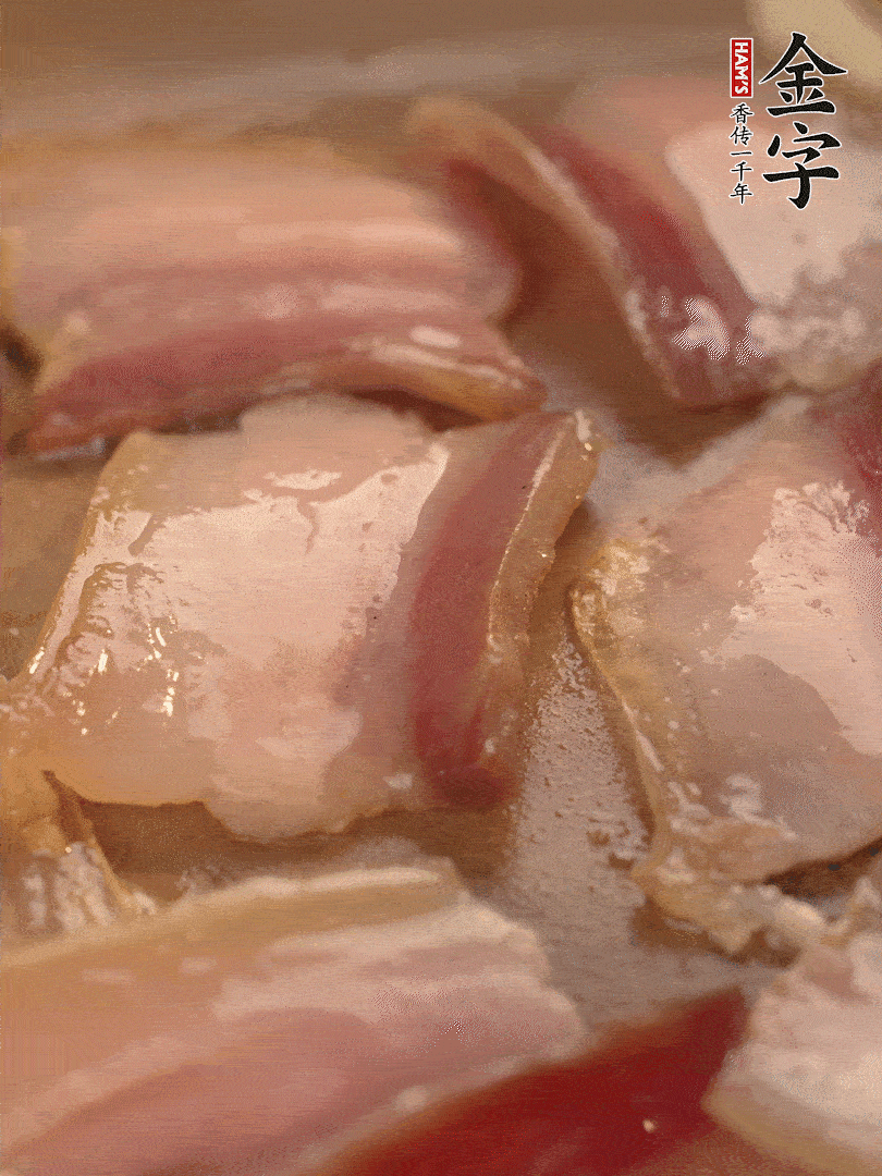 鍋中熱油煸香大蒜、咸肉。