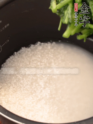 茼蒿、香腸放入浸泡好的大米，水沒過大米半指煮熟。