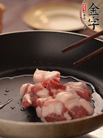 五花肉切條，煎到兩面金黃。