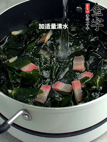 放入泡發(fā)好的裙帶菜翻炒一下，加適量清水燉煮。