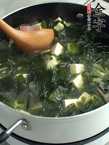 煮到沸騰后，再放入豆腐蓋蓋子煮3分鐘。