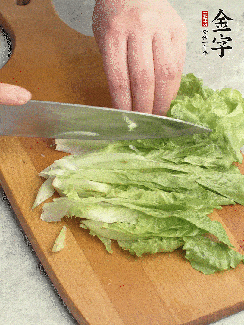 胡蘿卜、生菜、黃瓜切絲。