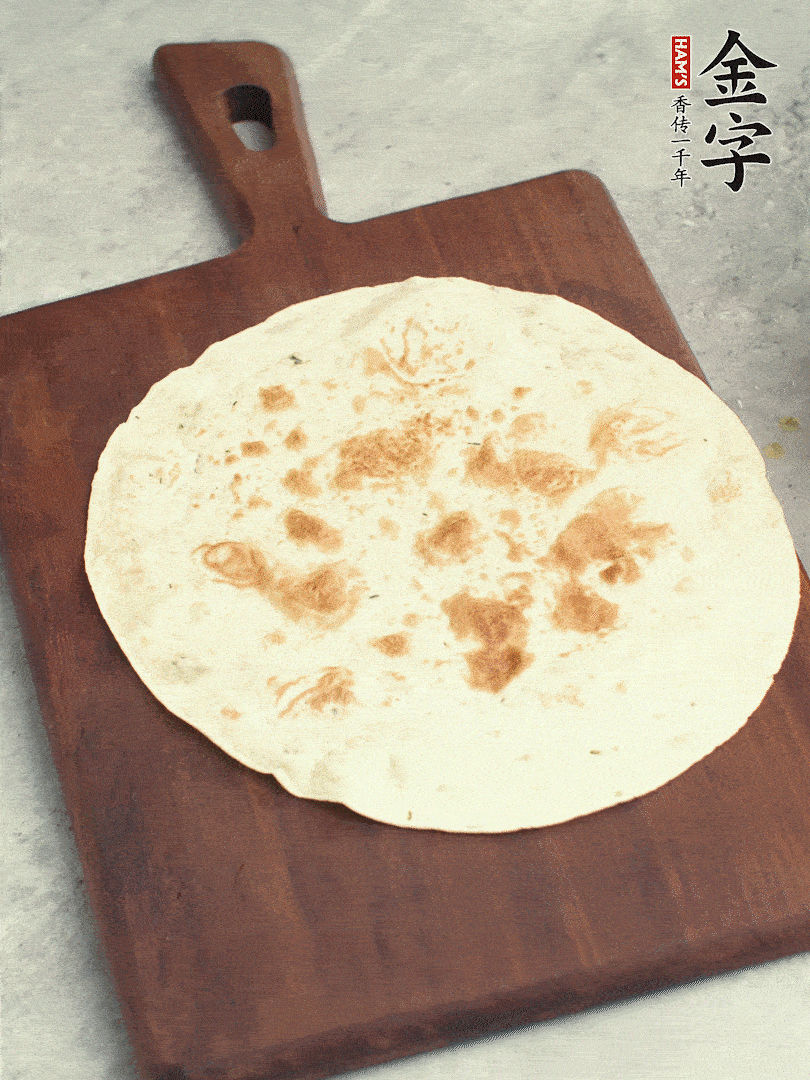 食材依次鋪在卷餅皮上，卷起來。
