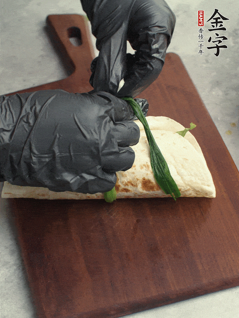 用焯過水的小蔥打結(jié)。