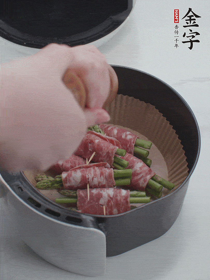 在培根卷上撒點(diǎn)黑胡椒碎。