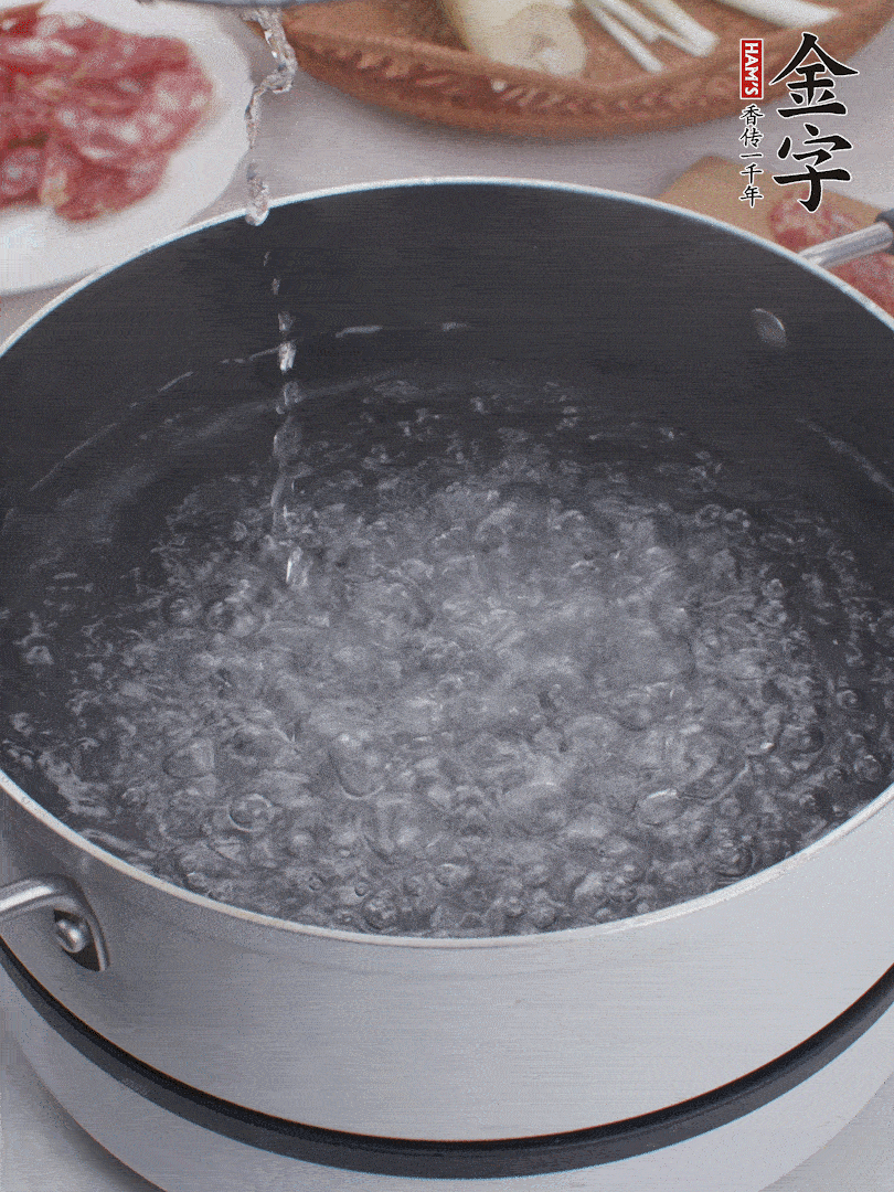 春筍去殼切片，焯水3分鐘。