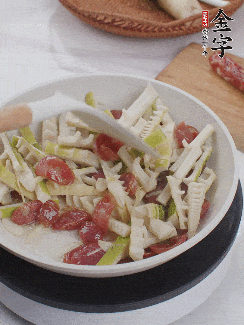 下春筍翻炒均勻，一小撮鹽調(diào)味。