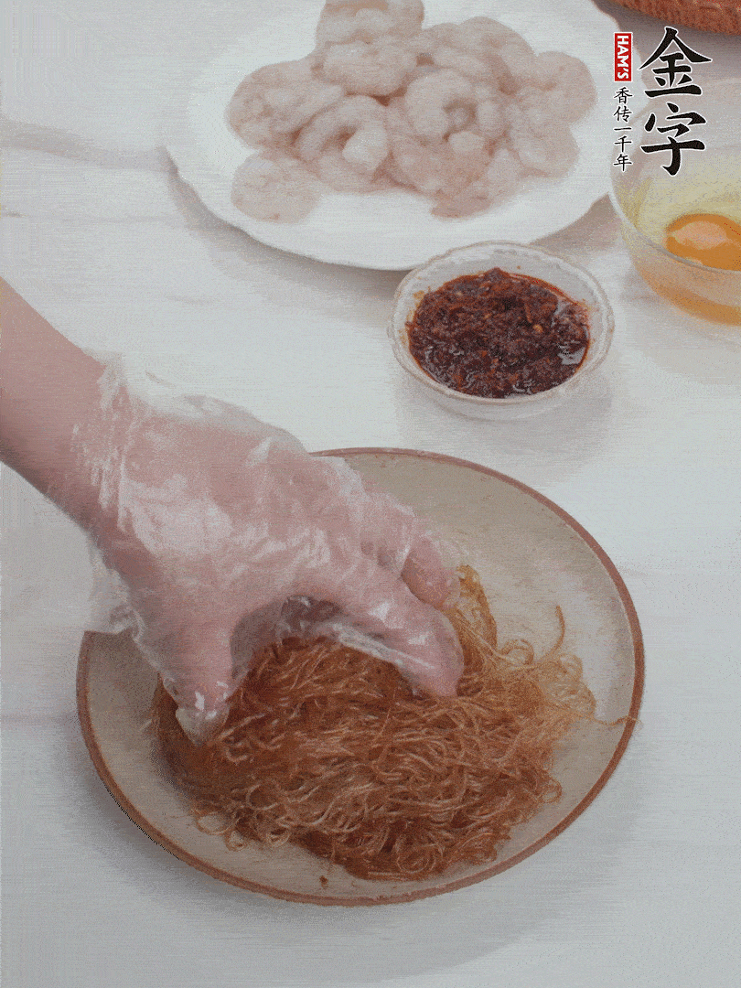 粉絲泡軟后，入沸水煮10秒，撈出后加1/2勺老抽、1/2勺食用油挑松。