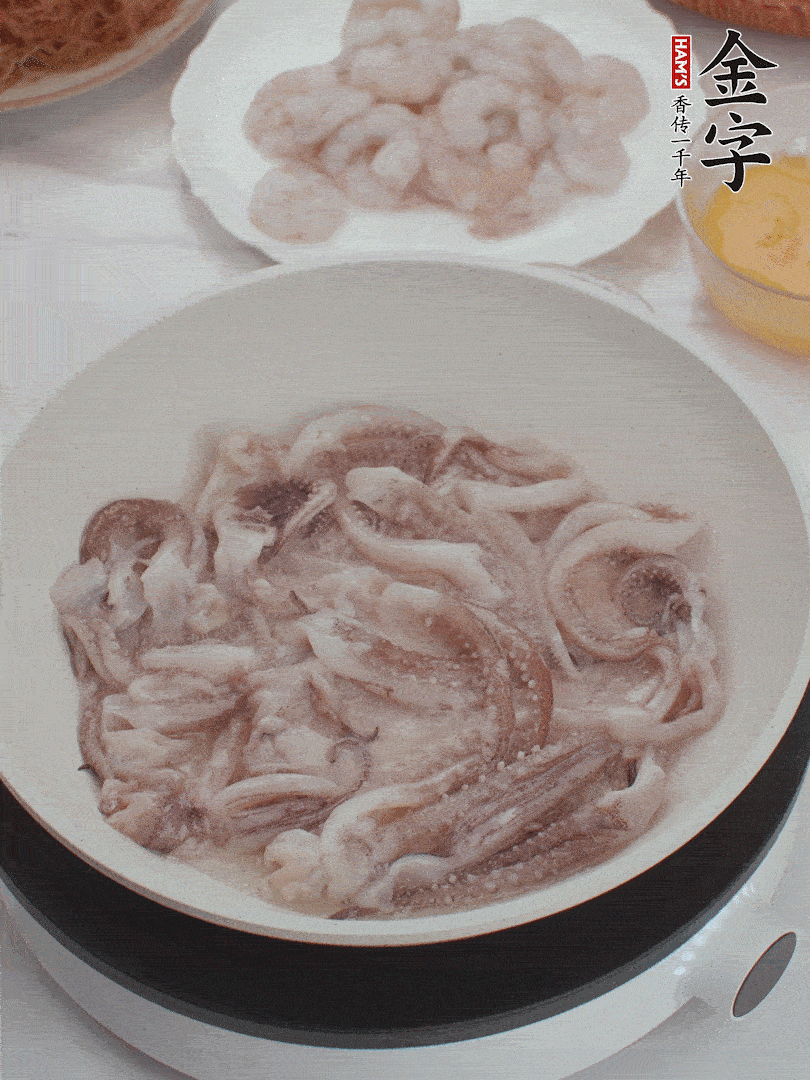 蝦仁、魷魚滑油，蛋液炒制半熟。