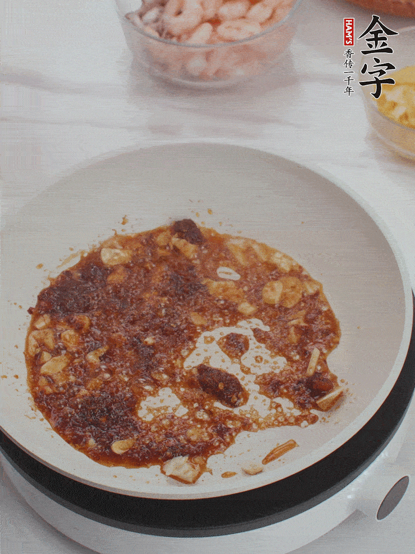 冷鍋熱油，1大勺金字火腿XO醬、蒜末炒香，倒粉絲一起炒。