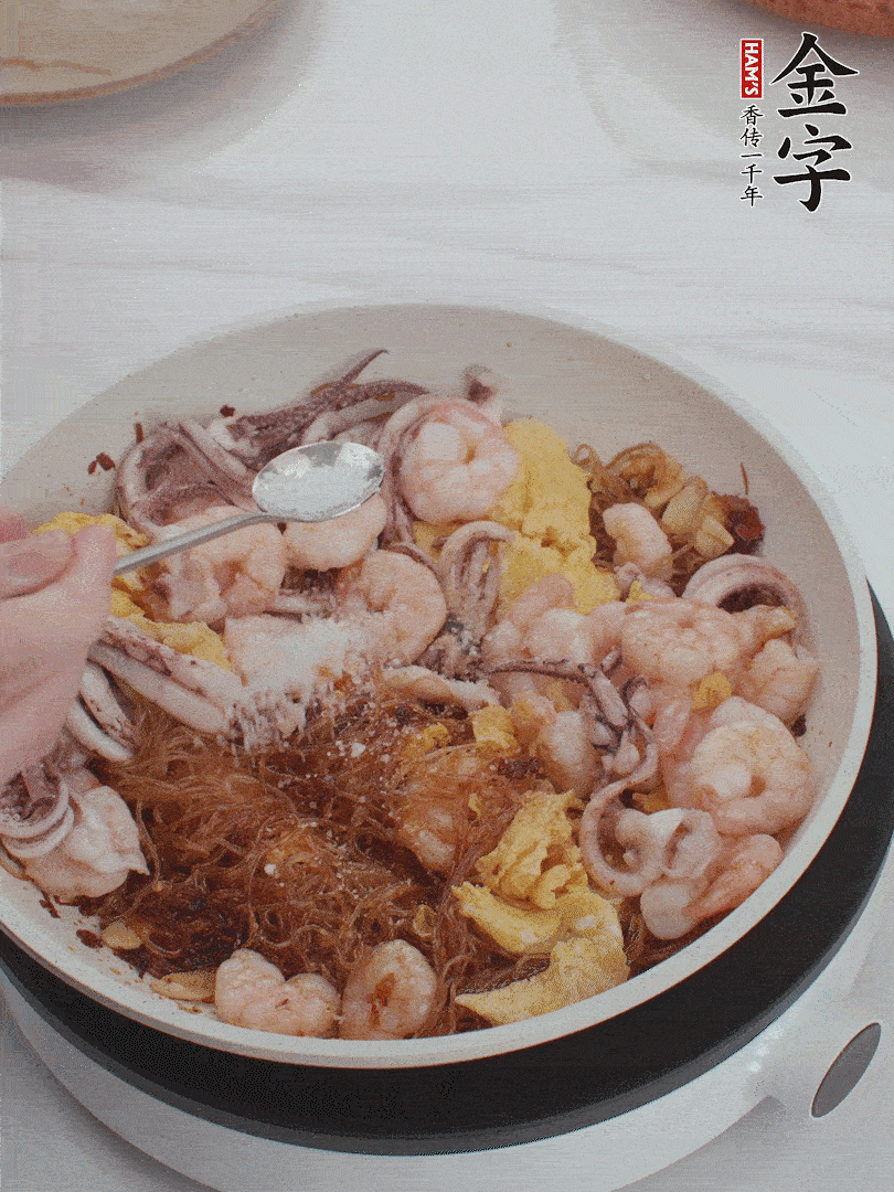 加雞蛋，蝦仁，魷魚混合。