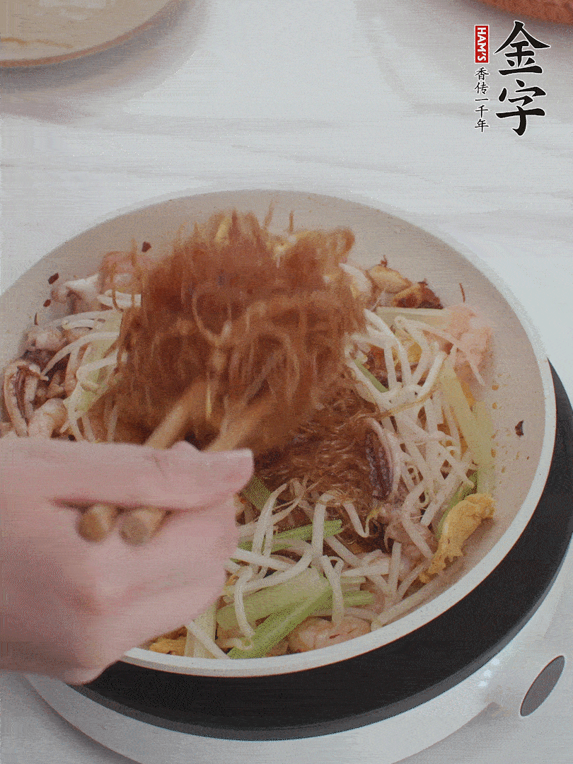 放焯好水的香芹、豆芽翻炒挑松。