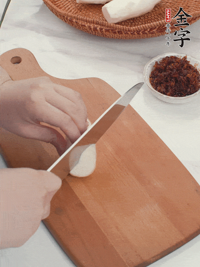 茭白剝殼，洗凈后切滾刀塊。