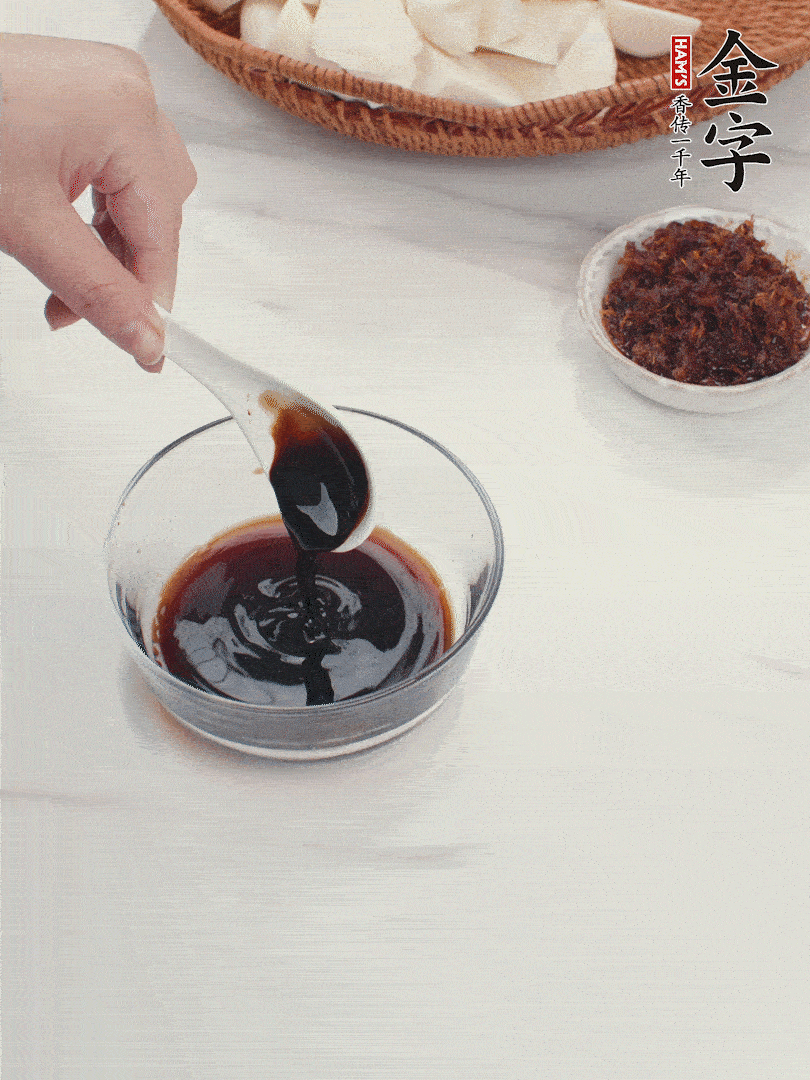 將生抽、老抽、黃酒和白砂糖在小碗里調(diào)成味汁。