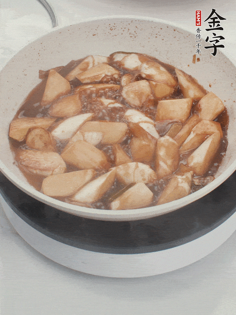 待茭白煸到微微發(fā)黃加入調(diào)好的味汁翻炒。加一小碗清水蓋蓋子燜3-4分鐘。