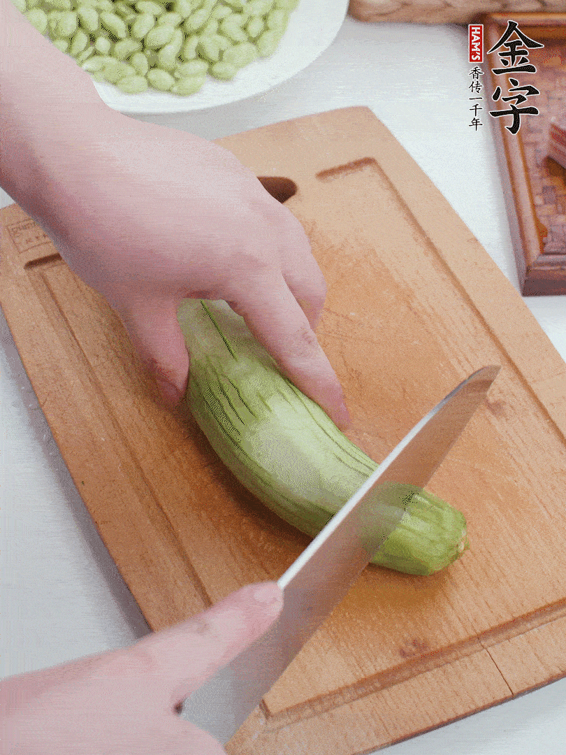 絲瓜去掉外皮，去掉兩端，切成滾刀塊。
