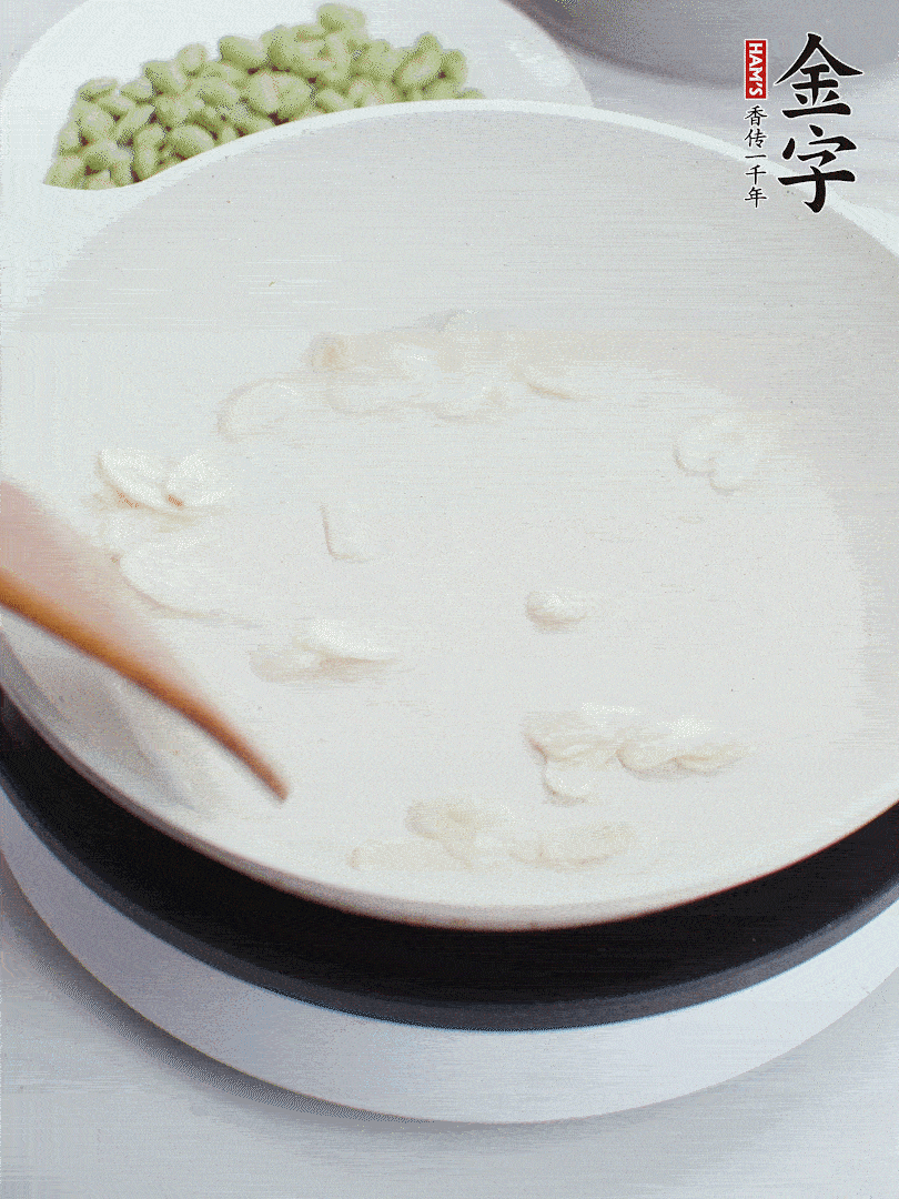 金字淡咸肉煮15分鐘，撈出切片。油5成熱時，蒜末、咸肉爆香。