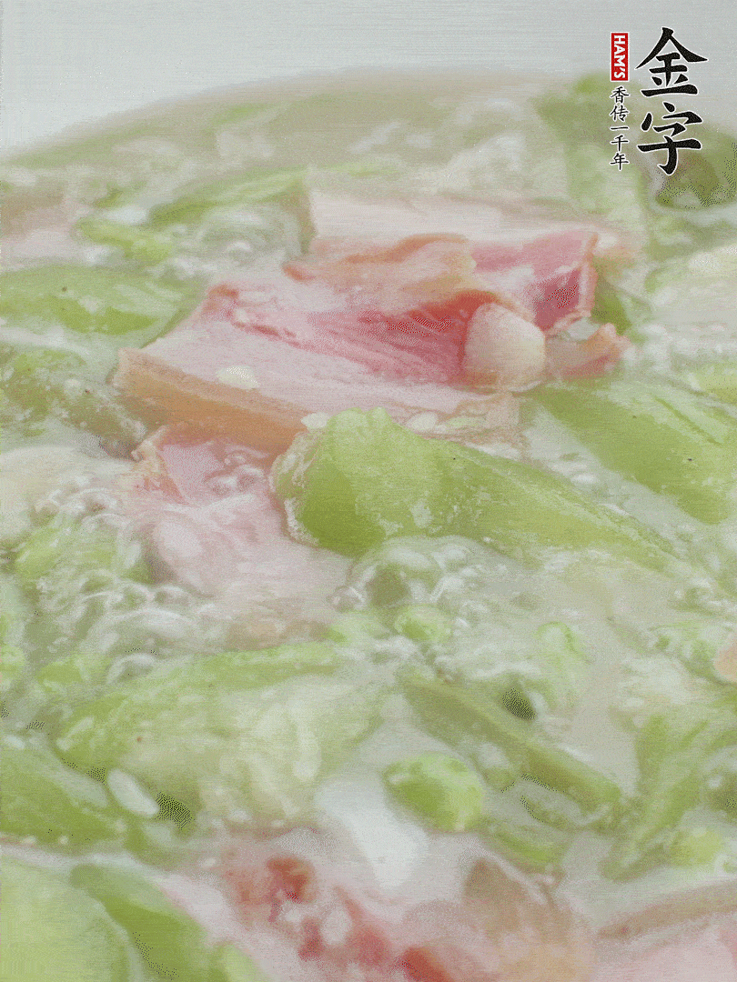 加一點熱水、白胡椒粉、雞精翻炒1分鐘。