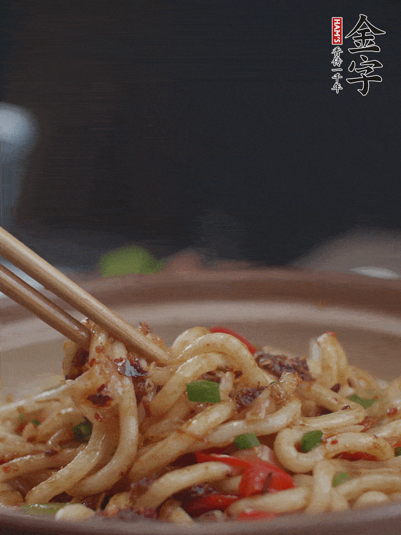 一小撮鹽調(diào)味。最后可以點(diǎn)綴香蔥段。