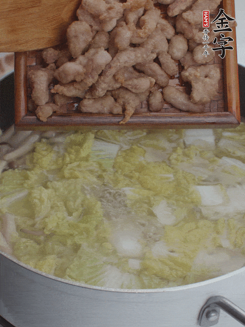 水開后煮10分鐘，下娃娃菜、小酥肉煮3分鐘。