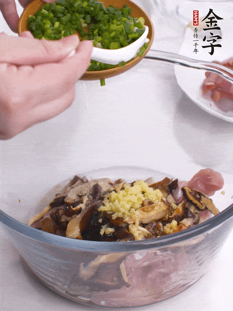 雞肉、香菇混合，加清水1/3杯、料酒1勺、蠔油1勺、鹽1勺、糖1/4勺、白胡椒1/4勺、食用油1勺、香油1/4勺、姜末、蔥花，攪拌均勻腌制2小時(shí)。