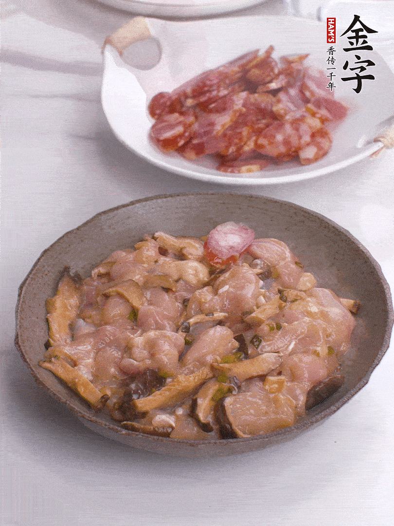 腌制后，雞肉中加淀粉1勺，頂部碼上香腸片。