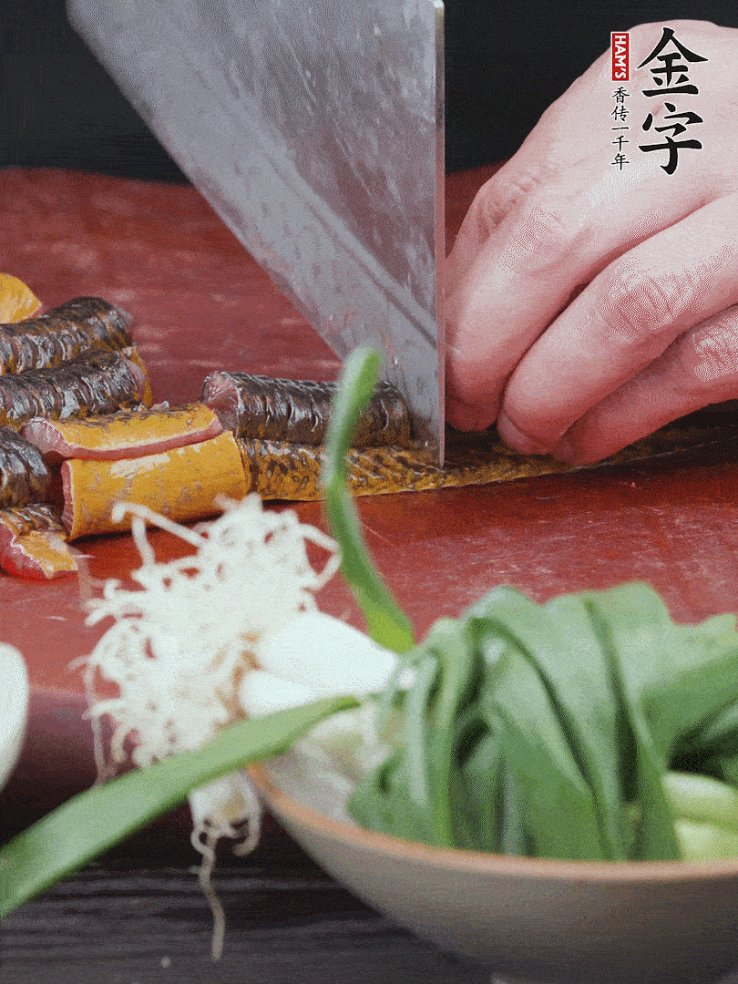 黃鱔去內(nèi)臟洗凈，切花刀斬段。沸水下鍋，加黃酒焯水去血沫。