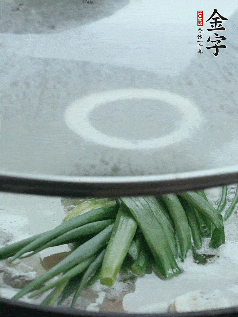 加蔥結(jié)去腥，大火開后中火燒20分鐘。