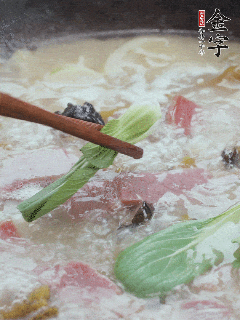 撈出蔥結(jié)，小菜心點(diǎn)綴。