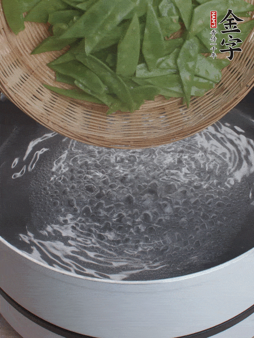 甜豆莢撕掉老筋，斜切兩半，焯水1分鐘。
