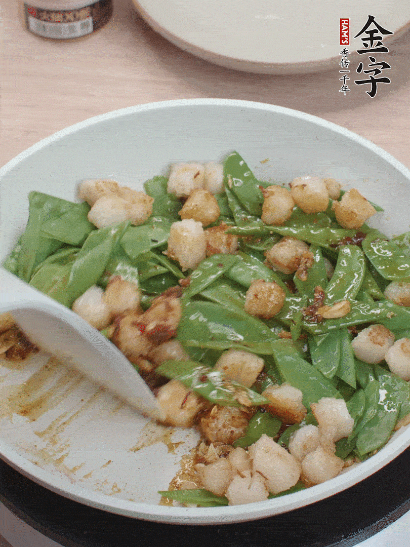 下甜豆莢、鮮貝輕輕翻炒均勻。