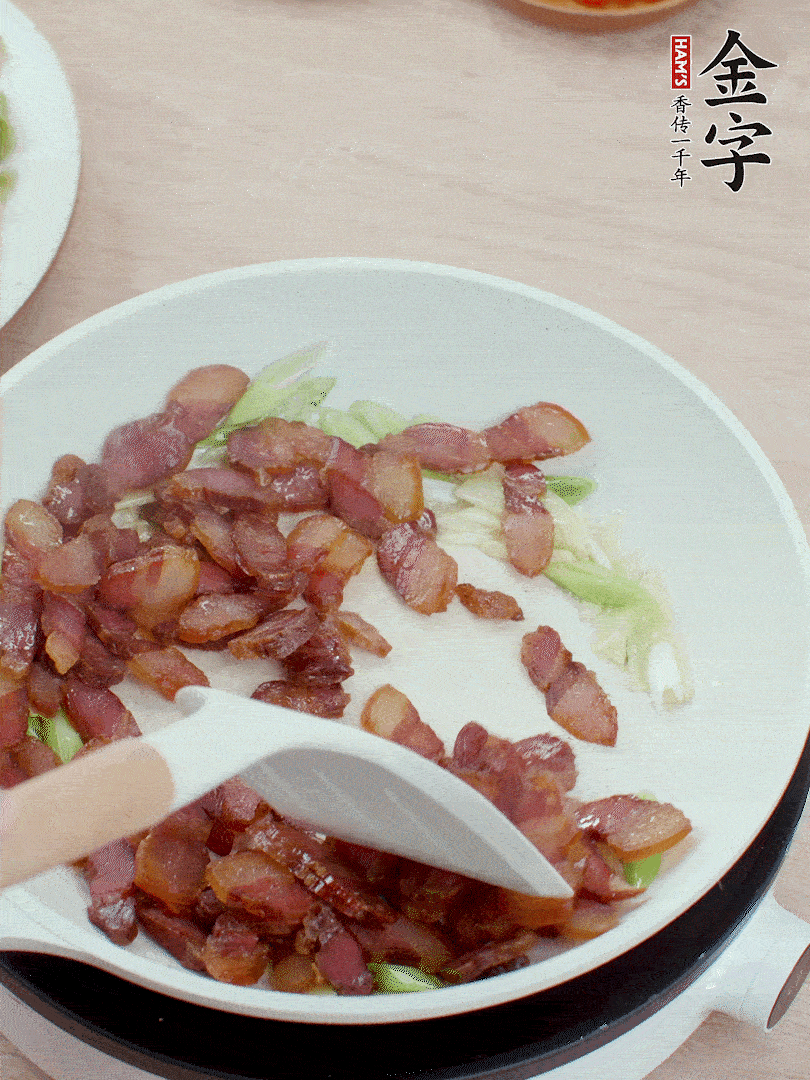 鍋中少許油，姜、蒜白爆香，下臘肉煸出油脂。
