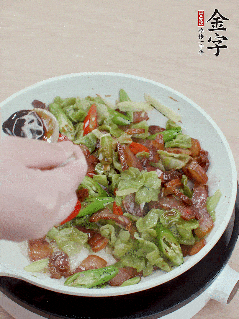 2勺生抽調(diào)味，最后撒蒜葉。