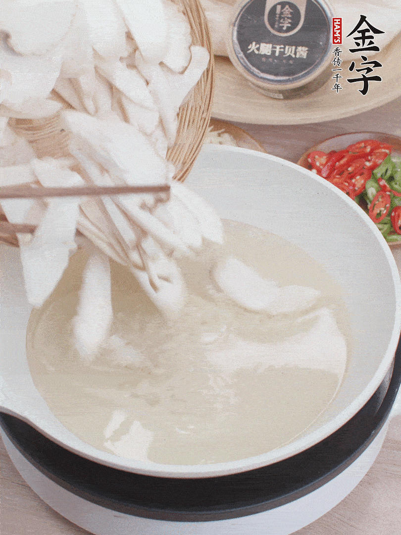 杏鮑菇切成片，油溫7層熱炸2分鐘。