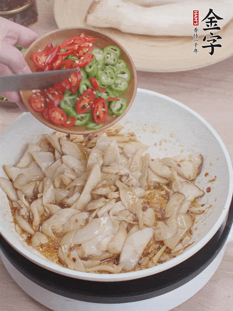 下杏鮑菇、青紅辣椒炒出香味。