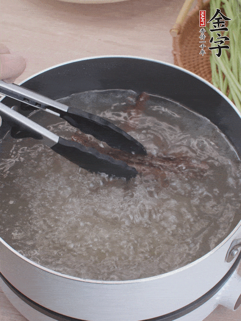 金字醬油肉下鍋煮10分鐘，切薄片。